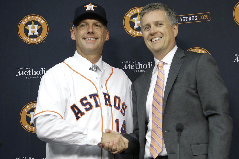 Manager y gerente de Astros, despedidos por robo de señales